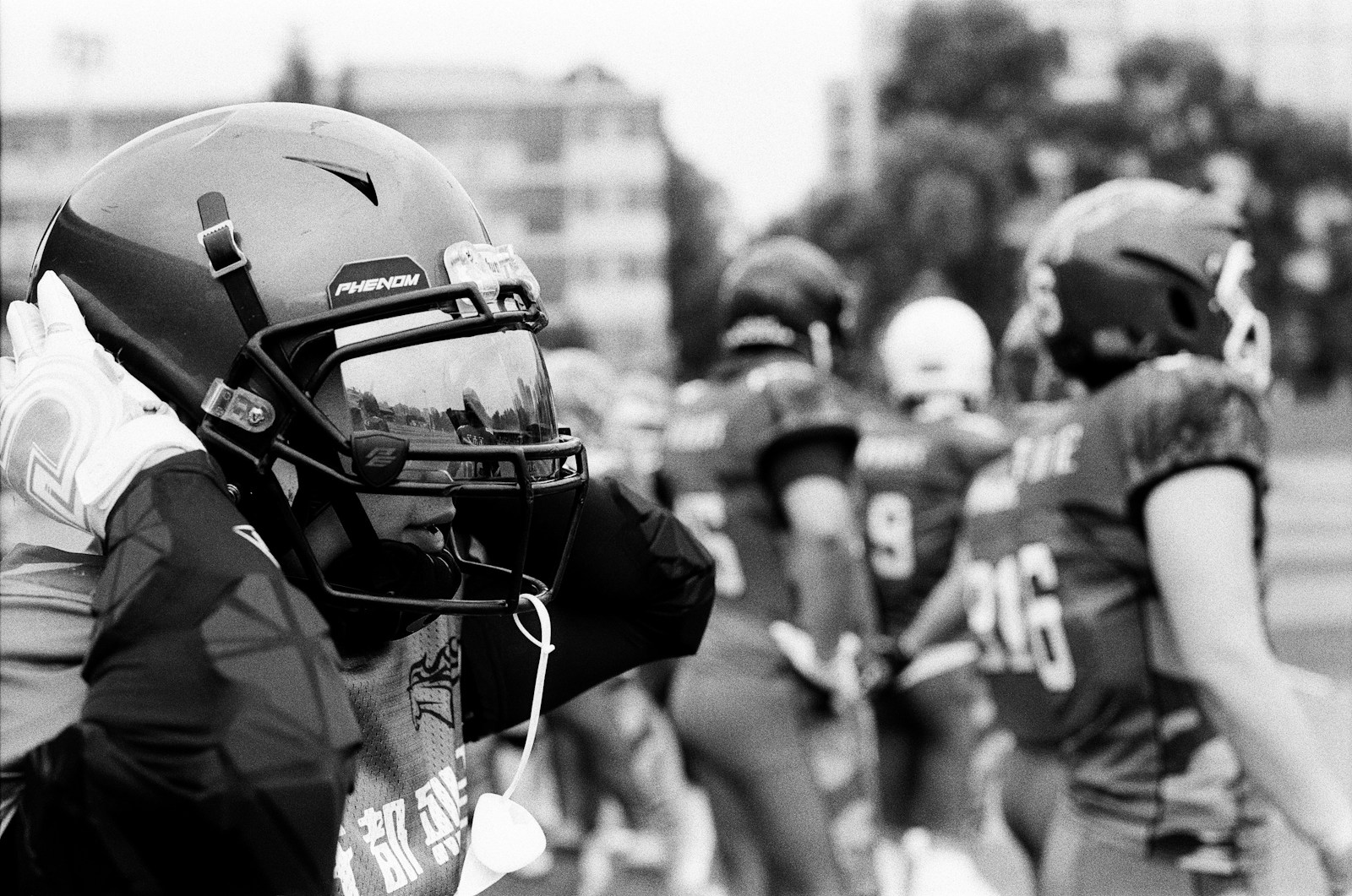 American football players on the sideline preparing tactical references